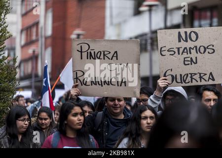 Osorno, Chili, 24 octobre 2019. Différentes manifestations contre le gouvernement de Sebastián Piñera. Des membres de la garra blanca, fans de l'équipe de football de Colo Colo ont défilé avec les citoyens et les organisations sociales pour manifester contre le gouvernement de Sebastián Piñera, ses mesures politiques et la répression exercée contre les manifestations sociales dans tout le Chili. (Photo de Fernando Lavoz/NurPhoto) Banque D'Images