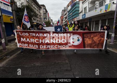 Osorno, Chili, 24 octobre 2019. Différentes manifestations contre le gouvernement de Sebastián Piñera. Des membres de la garra blanca, fans de l'équipe de football de Colo Colo ont défilé avec les citoyens et les organisations sociales pour manifester contre le gouvernement de Sebastián Piñera, ses mesures politiques et la répression exercée contre les manifestations sociales dans tout le Chili. (Photo de Fernando Lavoz/NurPhoto) Banque D'Images