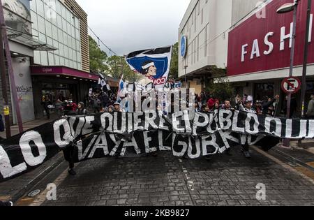 Osorno, Chili, 24 octobre 2019. Des membres de la garra blanca, fans de l'équipe de football de Colo Colo ont défilé avec les citoyens et les organisations sociales pour manifester contre le gouvernement de Sebastián Piñera, ses mesures politiques et la répression exercée contre les manifestations sociales dans tout le Chili. (Photo de Fernando Lavoz/NurPhoto) Banque D'Images