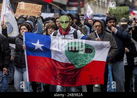 Osorno, Chili, 24 octobre 2019. Différentes manifestations contre le gouvernement de Sebastián Piñera. Des membres de la garra blanca, fans de l'équipe de football de Colo Colo ont défilé avec les citoyens et les organisations sociales pour manifester contre le gouvernement de Sebastián Piñera, ses mesures politiques et la répression exercée contre les manifestations sociales dans tout le Chili. (Photo de Fernando Lavoz/NurPhoto) Banque D'Images