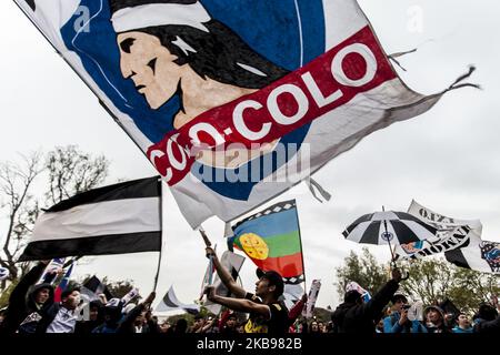 Osorno, Chili, 24 octobre 2019. Des membres de la garra blanca, fans de l'équipe de football de Colo Colo ont défilé avec les citoyens et les organisations sociales pour manifester contre le gouvernement de Sebastián Piñera, ses mesures politiques et la répression exercée contre les manifestations sociales dans tout le Chili. (Photo de Fernando Lavoz/NurPhoto) Banque D'Images