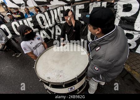 Osorno, Chili, 24 octobre 2019. Des membres de la garra blanca, fans de l'équipe de football de Colo Colo ont défilé avec les citoyens et les organisations sociales pour manifester contre le gouvernement de Sebastián Piñera, ses mesures politiques et la répression exercée contre les manifestations sociales dans tout le Chili. (Photo de Fernando Lavoz/NurPhoto) Banque D'Images