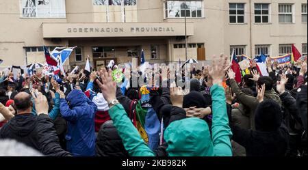 Osorno, Chili, 24 octobre 2019. Des membres de la garra blanca, fans de l'équipe de football de Colo Colo ont défilé avec les citoyens et les organisations sociales pour manifester contre le gouvernement de Sebastián Piñera, ses mesures politiques et la répression exercée contre les manifestations sociales dans tout le Chili. (Photo de Fernando Lavoz/NurPhoto) Banque D'Images