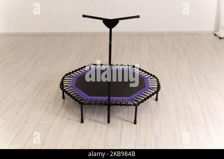 blanc croissance violet petit loisir forme physique petit saut trampoline jeu cyan espace vide Banque D'Images