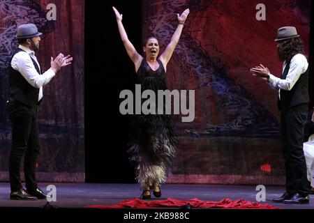 Sara Baras, âgée de 48 ans, est une danseuse et chorégraphe espagnole de flamenco qui interprète sa danse lors de son spectacle 'Sombras' dans le cadre du Festival international Cervantino 47th à Alhondiga de Granaditas on 25 octobre 2019 à Guanajuato, Mexique (photo d'Eyepix/NurPhoto) Banque D'Images