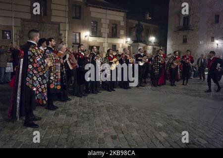 Concours national de Tunas, environ 400 tunos se sont déplacés à la ville ont interprété différentes pièces musicales tandis qu'ils ont fait un défilé à travers les différentes rues de Madrid. Espagne sur 25 octobre 2019. (Photo par Oscar Gonzalez/NurPhoto) Banque D'Images