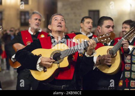 Concours national de Tunas, environ 400 tunos se sont déplacés à la ville ont interprété différentes pièces musicales tandis qu'ils ont fait un défilé à travers les différentes rues de Madrid. Espagne sur 25 octobre 2019. (Photo par Oscar Gonzalez/NurPhoto) Banque D'Images