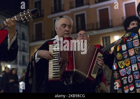 Concours national de Tunas, environ 400 tunos se sont déplacés à la ville ont interprété différentes pièces musicales tandis qu'ils ont fait un défilé à travers les différentes rues de Madrid. Espagne sur 25 octobre 2019. (Photo par Oscar Gonzalez/NurPhoto) Banque D'Images