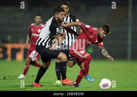 Salvatore d'Elia d'Ascoli Calcio 1898 FC et Giuseppe de Luca de Virtus Entella se battent pour le ballon pendant le match italien série B 2019/2020 entre Ascoli Calcio 1898 FC et Virtus Entella au Stadio Cino e Lillo Del Duca sur 25 octobre 2019 à Ascoli Piceno, Italie. (Photo de Danilo Di Giovanni/NurPhoto) Banque D'Images