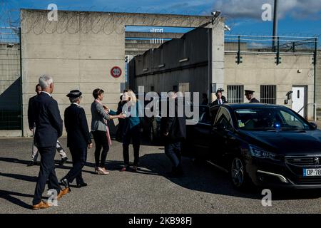 Le ministre de la Justice Nicole Belloubet visite la prison de Saint Quentin Fallavier, France, le 25 octobre 2019. La ministre a également participé à la restitution du groupe parlementaire régional Grenelle sur la lutte contre la violence à l'égard des femmes, dirigé par Caroline Abadie et Olga Givernet. (Photo de Nicolas Liponne/NurPhoto) Banque D'Images