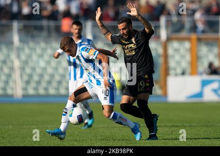 Luca Palmiero de Pescara Calcio 1936 et Roberto Insigne de Benevento Calcio bataille pour le ballon pendant le match de la série italienne B 2019/2020 entre Pescara Calcio 1936 et Benevento Calcio au Stadio Adriatico Giovanni Cornacchia sur 26 octobre 2019 à Pescara, Italie. (Photo de Danilo Di Giovanni/NurPhoto) Banque D'Images