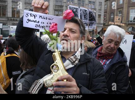 Des membres de la Communauté chilienne protestent sur la place du Dam à 26 octobre 2019, à Amsterdam, aux pays-Bas. Le président Sebastian Piñera a annoncé des mesures visant à améliorer les inégalités sociales, mais les syndicats ont appelé à une grève nationale et des manifestations massives se poursuivent alors que le nombre de morts atteint 18. Les revendications sous-jacentes aux manifestations comprennent des questions comme les soins de santé, le système de retraite, la privatisation de l'eau, les transports publics, l'éducation, mobilité sociale et corruption. (Photo de Paulo Amorim/NurPhoto) Banque D'Images