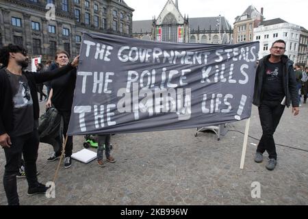 Des membres de la Communauté chilienne protestent sur la place du Dam à 26 octobre 2019, à Amsterdam, aux pays-Bas. Le président Sebastian Piñera a annoncé des mesures visant à améliorer les inégalités sociales, mais les syndicats ont appelé à une grève nationale et des manifestations massives se poursuivent alors que le nombre de morts atteint 18. Les revendications sous-jacentes aux manifestations comprennent des questions comme les soins de santé, le système de retraite, la privatisation de l'eau, les transports publics, l'éducation, mobilité sociale et corruption. (Photo de Paulo Amorim/NurPhoto) Banque D'Images