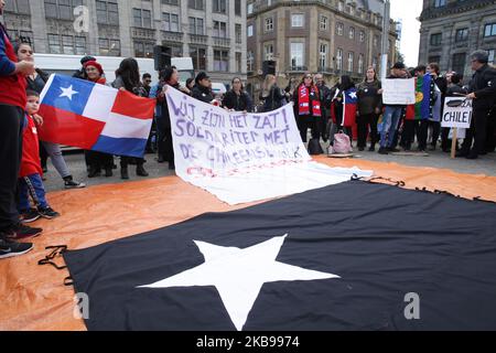 Des membres de la Communauté chilienne protestent sur la place du Dam à 26 octobre 2019, à Amsterdam, aux pays-Bas. Le président Sebastian Piñera a annoncé des mesures visant à améliorer les inégalités sociales, mais les syndicats ont appelé à une grève nationale et des manifestations massives se poursuivent alors que le nombre de morts atteint 18. Les revendications sous-jacentes aux manifestations comprennent des questions comme les soins de santé, le système de retraite, la privatisation de l'eau, les transports publics, l'éducation, mobilité sociale et corruption. (Photo de Paulo Amorim/NurPhoto) Banque D'Images