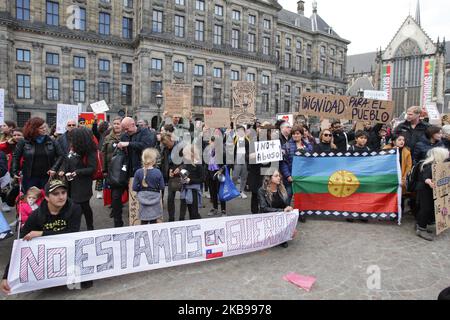 Des membres de la Communauté chilienne protestent sur la place du Dam à 26 octobre 2019, à Amsterdam, aux pays-Bas. Le président Sebastian Piñera a annoncé des mesures visant à améliorer les inégalités sociales, mais les syndicats ont appelé à une grève nationale et des manifestations massives se poursuivent alors que le nombre de morts atteint 18. Les revendications sous-jacentes aux manifestations comprennent des questions comme les soins de santé, le système de retraite, la privatisation de l'eau, les transports publics, l'éducation, mobilité sociale et corruption. (Photo de Paulo Amorim/NurPhoto) Banque D'Images