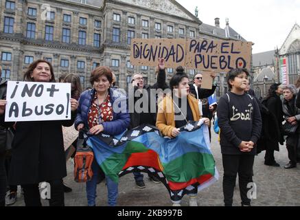 Des membres de la Communauté chilienne protestent sur la place du Dam à 26 octobre 2019, à Amsterdam, aux pays-Bas. Le président Sebastian Piñera a annoncé des mesures visant à améliorer les inégalités sociales, mais les syndicats ont appelé à une grève nationale et des manifestations massives se poursuivent alors que le nombre de morts atteint 18. Les revendications sous-jacentes aux manifestations comprennent des questions comme les soins de santé, le système de retraite, la privatisation de l'eau, les transports publics, l'éducation, mobilité sociale et corruption. (Photo de Paulo Amorim/NurPhoto) Banque D'Images