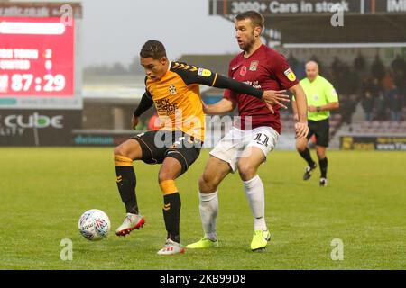 Le Kyle Knoyle de Cambridge United est défié par Andy Williams de Northampton Town lors de la deuxième moitié du match Sky Bet League 2 entre Northampton Town et Cambridge United au PTS Academy Stadium, Northampton, le samedi 26th octobre 2019. (Photo de John Cripps/MI News/NurPhoto) Banque D'Images