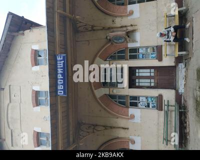 Les Bulgares attendent un train à la gare abandonnée et presque distroed dans le village si Obiriste et Botevo à l'est du caprical Sofia pendant le jour des élections locales. La gare est couverte d'affiches de chanteurs folkloriques et de l'ancien dictateur communiste Todor Zhivkov. Beaucoup de gens dans les zones rurales du pays des Balkans se souviennent encore avec nostalgie de l'époque du régime communiste et de croire qu'un jour ils vont revenir. Aujourd'hui, en Bulgarie, les gens assistent à des élections locales. (Photo par Petar Petrov/impact Press Group/NurPhoto) Banque D'Images