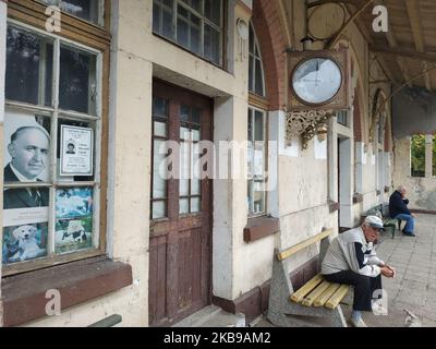 Les Bulgares attendent un train à la gare abandonnée et presque distroed dans le village si Obiriste et Botevo à l'est du caprical Sofia pendant le jour des élections locales. La gare est couverte d'affiches de chanteurs folkloriques et de l'ancien dictateur communiste Todor Zhivkov. Beaucoup de gens dans les zones rurales du pays des Balkans se souviennent encore avec nostalgie de l'époque du régime communiste et de croire qu'un jour ils vont revenir. Aujourd'hui, en Bulgarie, les gens assistent à des élections locales. (Photo par Petar Petrov/impact Press Group/NurPhoto) Banque D'Images