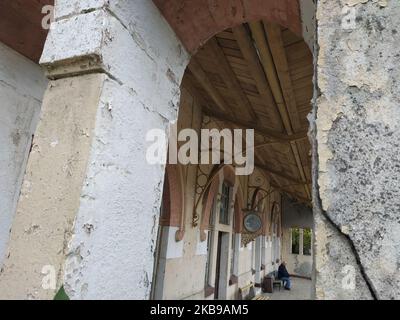 Les Bulgares attendent un train à la gare abandonnée et presque distroed dans le village si Obiriste et Botevo à l'est du caprical Sofia pendant le jour des élections locales. La gare est couverte d'affiches de chanteurs folkloriques et de l'ancien dictateur communiste Todor Zhivkov. Beaucoup de gens dans les zones rurales du pays des Balkans se souviennent encore avec nostalgie de l'époque du régime communiste et de croire qu'un jour ils vont revenir. Aujourd'hui, en Bulgarie, les gens assistent à des élections locales. (Photo par Petar Petrov/impact Press Group/NurPhoto) Banque D'Images