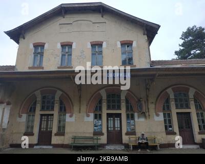 Les Bulgares attendent un train à la gare abandonnée et presque distroed dans le village si Obiriste et Botevo à l'est du caprical Sofia pendant le jour des élections locales. La gare est couverte d'affiches de chanteurs folkloriques et de l'ancien dictateur communiste Todor Zhivkov. Beaucoup de gens dans les zones rurales du pays des Balkans se souviennent encore avec nostalgie de l'époque du régime communiste et de croire qu'un jour ils vont revenir. Aujourd'hui, en Bulgarie, les gens assistent à des élections locales. (Photo par Petar Petrov/impact Press Group/NurPhoto) Banque D'Images