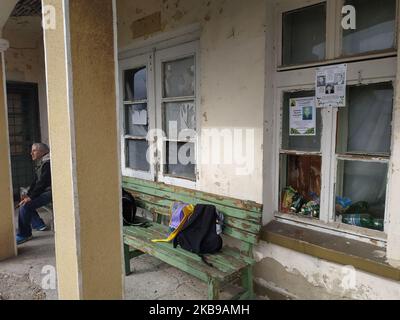 Les Bulgares attendent un train à la gare abandonnée et presque distroed dans le village si Obiriste et Botevo à l'est du caprical Sofia pendant le jour des élections locales. La gare est couverte d'affiches de chanteurs folkloriques et de l'ancien dictateur communiste Todor Zhivkov. Beaucoup de gens dans les zones rurales du pays des Balkans se souviennent encore avec nostalgie de l'époque du régime communiste et de croire qu'un jour ils vont revenir. Aujourd'hui, en Bulgarie, les gens assistent à des élections locales. (Photo par Petar Petrov/impact Press Group/NurPhoto) Banque D'Images