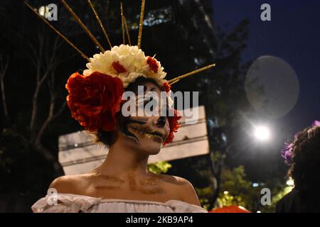 Les participants participent au méga défilé de Catrinas dans le cadre de la célébration de la Journée de la tradition mexicaine des morts ‘Dia de Muertos’ à l’avenue Reforma sur 26 octobre 2019 à Mexico, au Mexique. La Journée des morts a été nommée en 2003 par le patrimoine culturel immatériel de l'humanité de l'UNESCO (photo d'Eyepix/NurPhoto) Banque D'Images