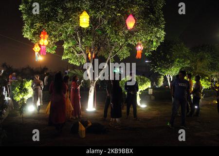 Les gens regardent un spectacle laser organisé par le gouvernement de Delhi à l'occasion de Deepawali, à la place Connaught du parc central, à 26 octobre 2019, à New Delhi, en Inde. Le ministre en chef Arvind Kejriwal a inauguré, avec le lieutenant-gouverneur de Delhi Anil Baijal, le ministre en chef adjoint Manish Sisodia, le spectacle laser communautaire au CP, qui se tiendra de 26 octobre à 29 pour célébrer Diwali de manière verte au lieu de craqueurs éclateurs. (Photo de Mayank Makhija/NurPhoto) Banque D'Images