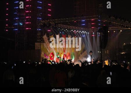 Les gens regardent un spectacle laser organisé par le gouvernement de Delhi à l'occasion de Deepawali, à la place Connaught du parc central, à 26 octobre 2019, à New Delhi, en Inde. Le ministre en chef Arvind Kejriwal a inauguré, avec le lieutenant-gouverneur de Delhi Anil Baijal, le ministre en chef adjoint Manish Sisodia, le spectacle laser communautaire au CP, qui se tiendra de 26 octobre à 29 pour célébrer Diwali de manière verte au lieu de craqueurs éclateurs. (Photo de Mayank Makhija/NurPhoto) Banque D'Images