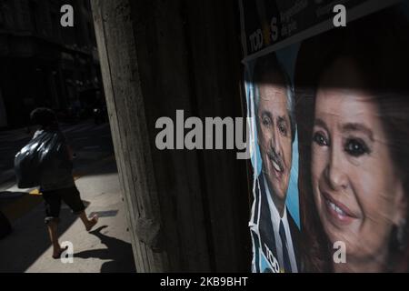 Un panneau d'affichage Alberto Fernandez et Cristina Kirchner est vu pendant la période de campagne électorale sur 25 octobre 2019 à Buenos Aires, Argentine. (Photo de MatÃ­as Baglietto/NurPhoto) Banque D'Images