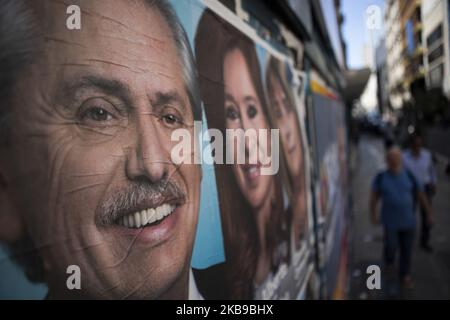 Un panneau d'affichage Alberto Fernandez et Cristina Kirchner est vu pendant la période de campagne électorale sur 25 octobre 2019 à Buenos Aires, Argentine. (Photo de MatÃ­as Baglietto/NurPhoto) Banque D'Images