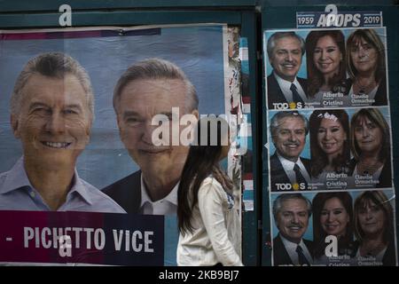 Un panneau d'affichage montre les images des candidats de Juntos Por El Cambio Mauricio Macri et Miguel Angel Pichetto et les opositeurs Alberto Fernandez et Cristina Kirchner avant les élections présidentielles en Argentine sur 25 octobre 2019 à Buenos Aires, Buenos Aires, Argentine. (Photo de Matías Baglietto/NurPhoto) Banque D'Images