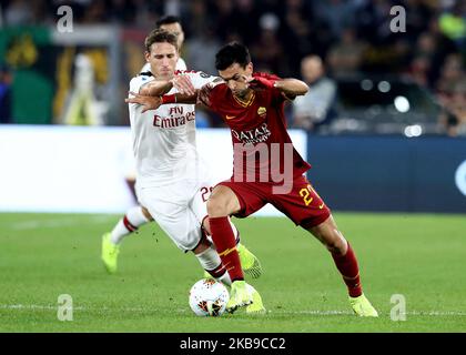 Lucas Biglia de Milan et Javier Pastore de Roma pendant la série Un match COMME Roma v AC Milan au stade Olimpico de Rome, Italie sur 27 octobre 2019 (photo de Matteo Ciambelli/NurPhoto) Banque D'Images