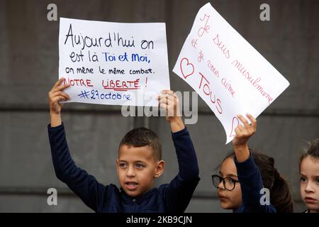 Un garçon tient un papier lisant "aujourd'hui nous sommes ici vous et moi, nous luttons pour la même chose: Notre liberté", la fille hods un papier lisant "Je suis un musulman et je vous aime tous". Des gens se sont rassemblés contre l'islamophobie sur la place principale de Toulouse, le Capitole. Ils dénoncent ce qu'ils perçoivent comme une stigmatisation de la foi islamique alors que le président Macron appelait à une « vigilance accrue » pour détecter les « petits signes » qui annonceraient une radicalisation comme « être intéressant dans les nouvelles internationales », « boire de l'alcool », Etc. Les cueilleurs dénoncent également en public une intolérance au foulard islamique Banque D'Images