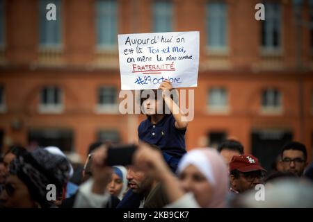 Un garçon tient un papier lisant "aujourd'hui nous sommes ici vous et moi, nous luttons pour la même chose: La fraternité". Des gens se sont rassemblés contre l'islamophobie sur la place principale de Toulouse, le Capitole. Ils dénoncent ce qu'ils perçoivent comme une stigmatisation de la foi islamique alors que le président Macron appelait à une « vigilance accrue » pour détecter les « petits signes » qui annonceraient une radicalisation comme « être intéressant dans les nouvelles internationales », « boire de l'alcool », Etc. Les cueilleurs dénoncent également une intolérance au foulard islamique dans les lieux publics. Toulouse. France. 27 octobre 2019. (Photo d'Alain Pitto Banque D'Images