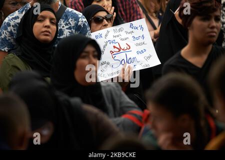 Une femme tient un article avec le mot «paix» en plusieurs langues. Des gens se sont rassemblés contre l'islamophobie sur la place principale de Toulouse, le Capitole. Ils dénoncent ce qu'ils perçoivent comme une stigmatisation de la foi islamique alors que le président Macron appelait à une « vigilance accrue » pour détecter les « petits signes » qui annonceraient une radicalisation comme « être intéressant dans les nouvelles internationales », « boire de l'alcool », Etc. Les cueilleurs dénoncent également une intolérance au foulard islamique dans les lieux publics. Toulouse. France. 27 octobre 2019. (Photo d'Alain Pitton/NurPhoto) Banque D'Images