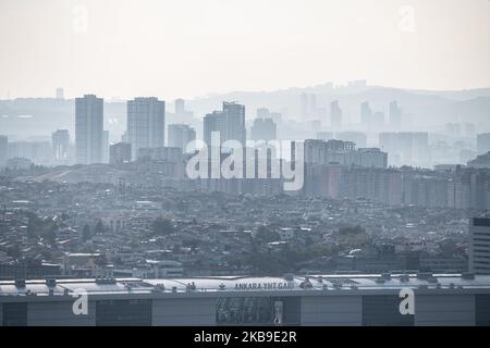 Le 27 octobre 2019, de nouveaux bâtiments résidentiels de grande hauteur font la part d'horizon de la capitale turque, Ankara, et illustrent le développement rapide du marché émergent, qui repose sur la construction pour maintenir l'économie en marche. (Photo de Diego Cupolo/NurPhoto) Banque D'Images