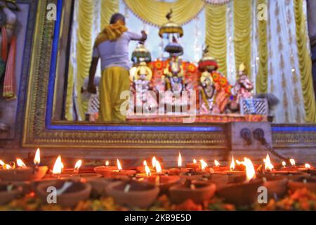 Le prêtre offre la prière au Temple de Lord Ramchandra Ji à l'occasion du festival Diwali , à Jaipur, Rajasthan, Inde , octobre 27,2019. Diwali (Deepawali) est le festival le plus grand et le plus lumineux en Inde. Le festival signifie spirituellement la victoire de la lumière sur l'obscurité. L'Hindou adorait la déesse Laxmi avec Dieu Ganesha à l'occasion de Diwali. Jain , Sikh et communauté bouddhiste célèbrent également le festival de Diwali selon leurs coutumes et leur point de vue religieux.(photo de Vishal Bhatnagar/NurPhoto) Banque D'Images