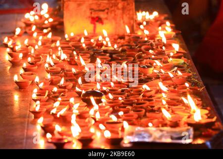 Les femmes indiennes illuminaient la lampe de terre 'Diyas' au temple Lord Ramchandra Ji à l'occasion du festival Diwali , à Jaipur, Rajasthan, Inde , octobre 27,2019. Diwali (Deepawali) est le festival le plus grand et le plus lumineux en Inde. Le festival signifie spirituellement la victoire de la lumière sur l'obscurité. L'Hindou adorait la déesse Laxmi avec Dieu Ganesha à l'occasion de Diwali. Jain , Sikh et communauté bouddhiste célèbrent également le festival de Diwali selon leurs coutumes et leur point de vue religieux.(photo de Vishal Bhatnagar/NurPhoto) Banque D'Images