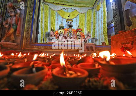 Les femmes indiennes illuminaient la lampe de terre 'Diyas' au temple Lord Ramchandra Ji à l'occasion du festival Diwali , à Jaipur, Rajasthan, Inde , octobre 27,2019. Diwali (Deepawali) est le festival le plus grand et le plus lumineux en Inde. Le festival signifie spirituellement la victoire de la lumière sur l'obscurité. L'Hindou adorait la déesse Laxmi avec Dieu Ganesha à l'occasion de Diwali. Jain , Sikh et communauté bouddhiste célèbrent également le festival de Diwali selon leurs coutumes et leur point de vue religieux.(photo de Vishal Bhatnagar/NurPhoto) Banque D'Images