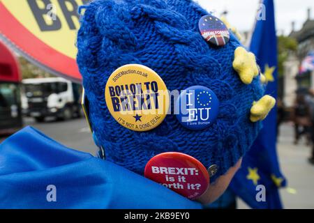 Des manifestants pro-UE protestent devant les chambres du Parlement le 28 octobre 2019 à Londres, en Angleterre. Aujourd'hui, les députés débattent et votent sur la motion d'un gouvernement demandant la tenue d'élections générales le 12 décembre 2019. L'Union européenne a accordé une épension de Brexit jusqu'au 31 janvier 2020 avec la possibilité pour le Royaume-Uni de partir plus tôt si un accord est ratifié. (Photo de Wiktor Szymanowicz/NurPhoto) Banque D'Images