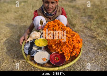 Un jeune prêtre hindou népalais arrive avec des matériaux rituels à offrir à une vache pendant les célébrations Tihar ou Deepawali et Diwali à Katmandou, Népal lundi, 28 octobre 2019. Tihar est un festival hindou célébré au Népal pendant 5 jours. Les vaches sont considérées comme l'incarnation du dieu hindou de la richesse, Lord Laxmi. Les dévotés népalais décorent les vaches avec des guirlandes de fleurs et des poudres colorées et offrent aux vaches des fruits et des légumes frais. (Photo de Narayan Maharajan/NurPhoto) Banque D'Images