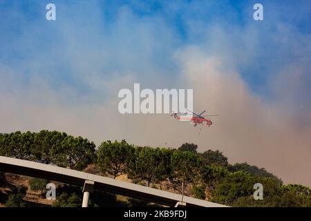 Un feu de forêt brûle près du prestigieux musée Getty situé dans le col de Sepulveda à Los Angeles, CA, Etats-Unis, on 28 octobre 2019 (photo de John Fredricks/NurPhoto) Banque D'Images