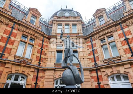 Statue de Yuri Gagarin agitant et montrant la route de la première personne sur le globe dans l'espace de l'Ouer, en face de l'Observatoire royal de Greenwich à Londres, Angleterre, Royaume-Uni. Yuri Alekseyevich Gagarin était un pilote et cosmonaute de l'armée de l'air soviétique. La sculpture de 3,5 mètres, réplique d'Anatoly Novikov à Lyubertsy, est une statue en zinc représentant le cosmonaute portant un espace, elle est située au-dessus de la ligne du méridien, depuis le 7 mars 2013. (Photo de Nicolas Economou/NurPhoto) Banque D'Images