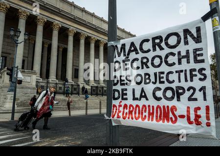 Procédure d'appel des membres de l'association ANV COP 21 à Lyon, France, le 29 octobre 2019. Les 6 militants avaient été condamnés par le tribunal de Bourg-en-Bresse à €500 et €250 pour avoir volé le portrait d'Emmanuel Macron à la mairie de Jassans-Riottier le 2 mars 2019. Julien Bayou, porte-parole du parti Europe Ecologie les Verts (EELV), était présent pour les soutenir ainsi que le député français subordonné Mathilde Panot. (Photo de Nicolas Liponne/NurPhoto) Banque D'Images