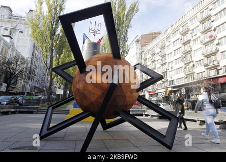 Une vue d'une sculpture 'confrontation' à Kiev, Ukraine, le 29 octobre 2019. La sculpture temporaire intitulée «confrontation» de l'artiste ukrainien Oleksii Zolotariov à la mémoire des événements Euromaidan a été présentée sur 29 octobre 2019. La sculpture est placée près de la place de la statue détruite de Vladimir Lénine, qui a été jetée par les manifestants à la fin de 2013 lors des événements de l'Euro Maidan. (Photo par STR/NurPhoto) Banque D'Images