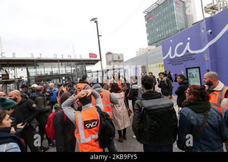 Les cheminots portant des vestes de la compagnie nationale de chemin de fer publique française (SNCF) et les travailleurs de Châtillon TGV Technicentre protestent devant le siège de la SNCF, à Saint-Denis, près de Paris, sur 29 octobre 2019. A l'origine, une grève locale à Châtillon qui a été exprimée sans préavis et sans l'approbation des syndicats.ce mouvement spontané risque de faire appel à d'autres personnes avant le jour de mobilisation de 5 décembre. 7 TGV Atlantique sur 10 n'a pas circulera ce lundi depuis la gare Montparnasse. (Photo de Michel Stoupak/NurPhoto) Banque D'Images