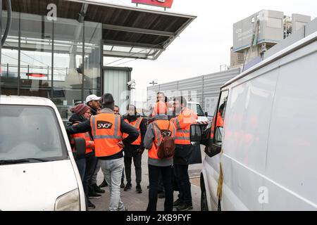 Les cheminots portant des vestes de la compagnie nationale de chemin de fer publique française (SNCF) et les travailleurs de Châtillon TGV Technicentre protestent devant le siège de la SNCF, à Saint-Denis, près de Paris, sur 29 octobre 2019. A l'origine, une grève locale à Châtillon qui a été exprimée sans préavis et sans l'approbation des syndicats.ce mouvement spontané risque de faire appel à d'autres personnes avant le jour de mobilisation de 5 décembre. 7 TGV Atlantique sur 10 n'a pas circulera ce lundi depuis la gare Montparnasse. (Photo de Michel Stoupak/NurPhoto) Banque D'Images