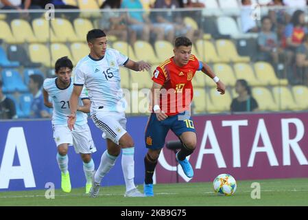 L'Allemand Valera Karabinaite d'Espagne (#10) et Ignacio Ezequiel Agustin Fernandez Carballo (#15) d'Argentine se battent pour le ballon pendant la coupe du monde de la FIFA U-17 Brésil 2019 groupe E match entre l'Espagne et l'Argentine à l'Estadio Kleber Andrade sur 28 octobre 2019 à Vitoria, Brésil. (Photo de Gilson Borba/NurPhoto) Banque D'Images