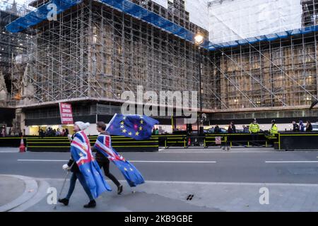 Deux militants du Remain marchent près des maisons de Parliment le 29 octobre 2019 à Londres, Royaume-Uni (photo de Jay Shaw Baker/NurPhoto) Banque D'Images